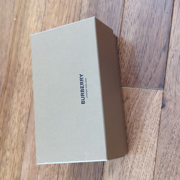 Burberry eyeglasses box with the cloth - Picture 2 of 2